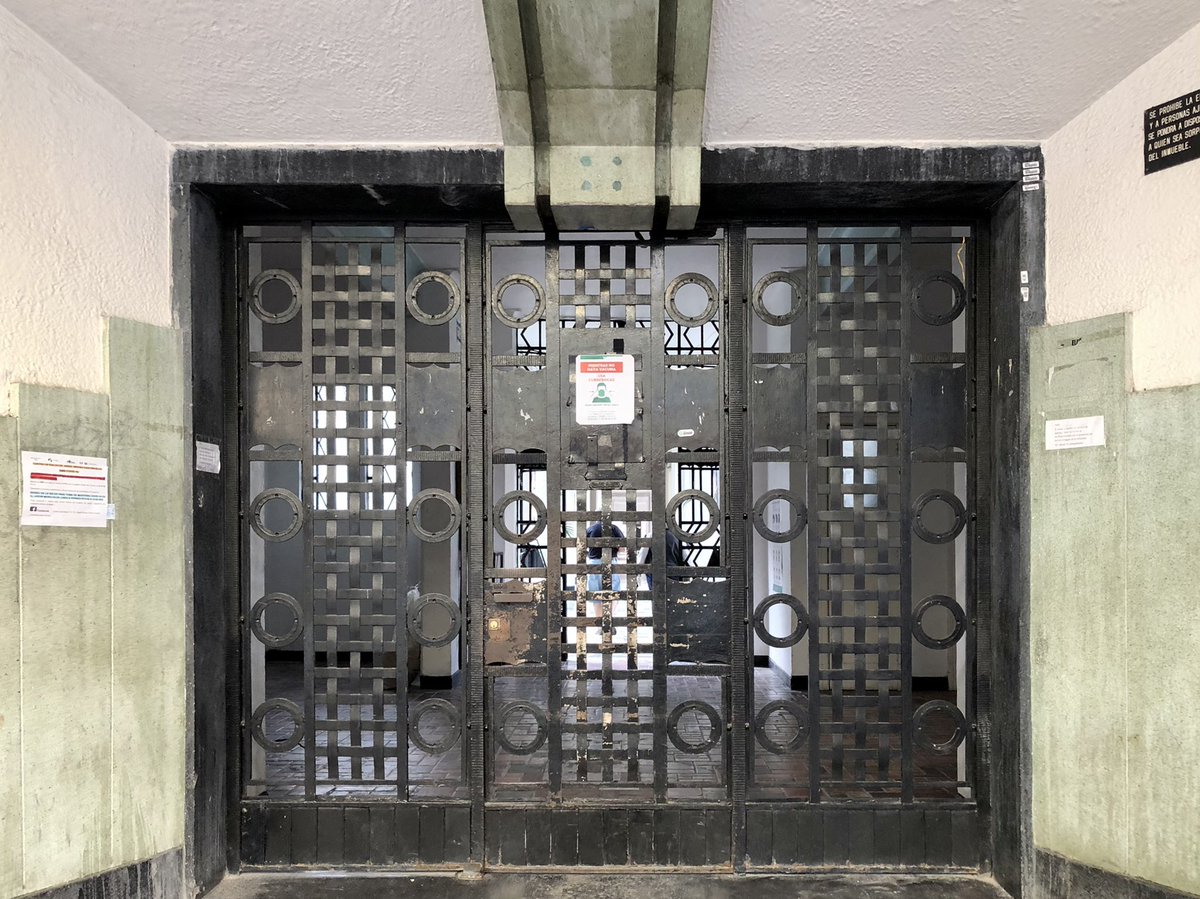 ExaArq's tweet photo. Edificio Martí, por el Arq. Francisco J. Serrano en 1933 en la Colonia Escandón. #ArtDéco https://t.co/WRtYitZZVc