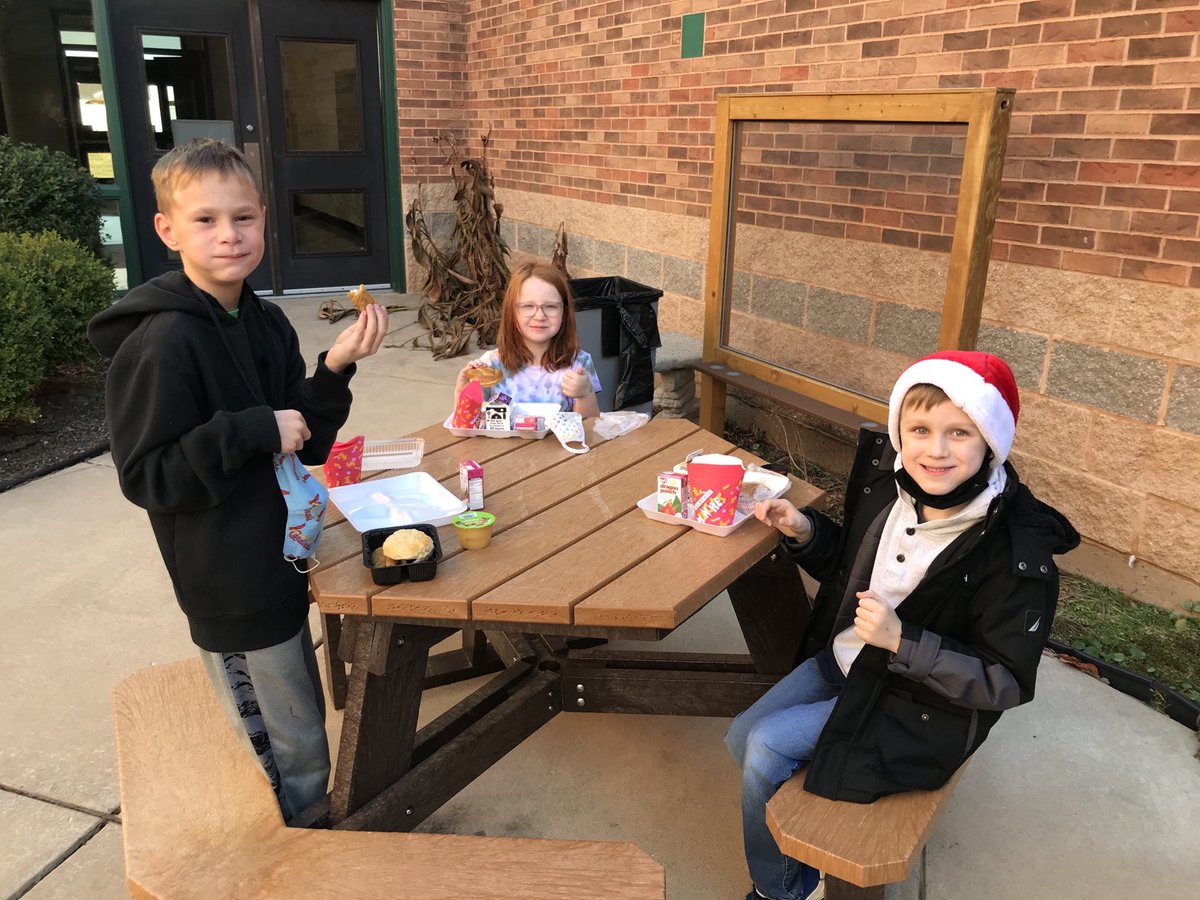 TesonTurtles's tweet photo. A perfect December day for a picnic in the outdoor classroom. This was voted for as a “class compliment celebration”. #winterwinners @ZumWesthoff https://t.co/u0NoOX3UQ9