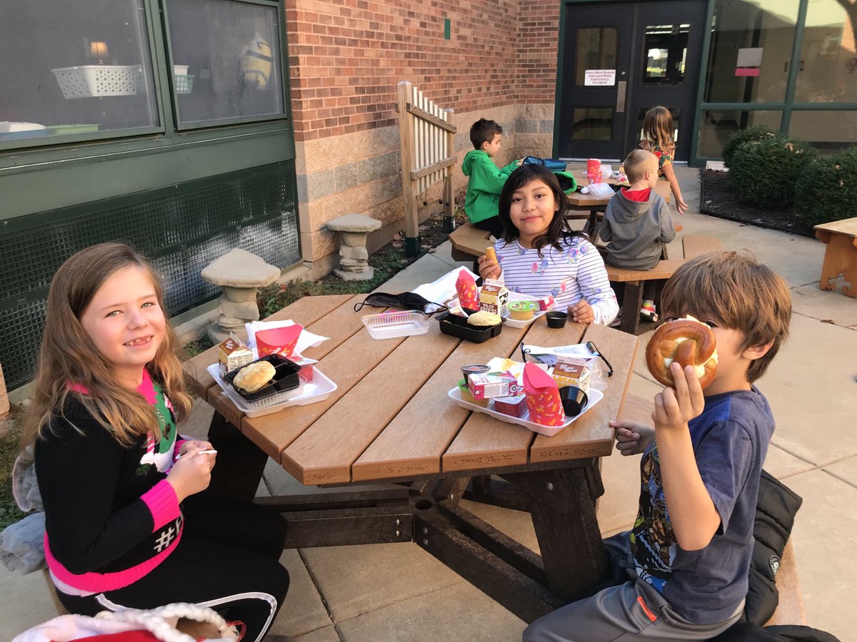 TesonTurtles's tweet photo. A perfect December day for a picnic in the outdoor classroom. This was voted for as a “class compliment celebration”. #winterwinners @ZumWesthoff https://t.co/u0NoOX3UQ9