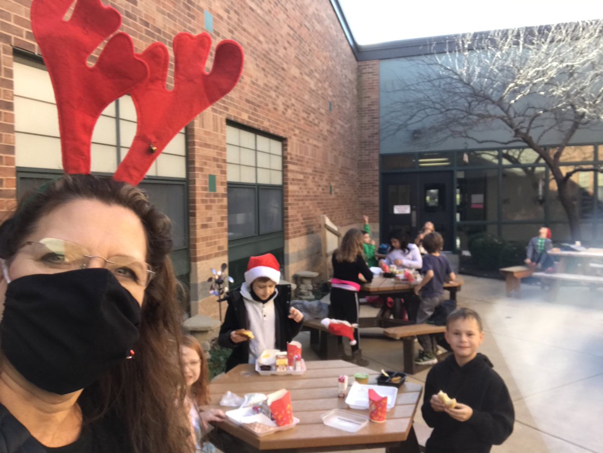 TesonTurtles's tweet photo. A perfect December day for a picnic in the outdoor classroom. This was voted for as a “class compliment celebration”. #winterwinners @ZumWesthoff https://t.co/u0NoOX3UQ9