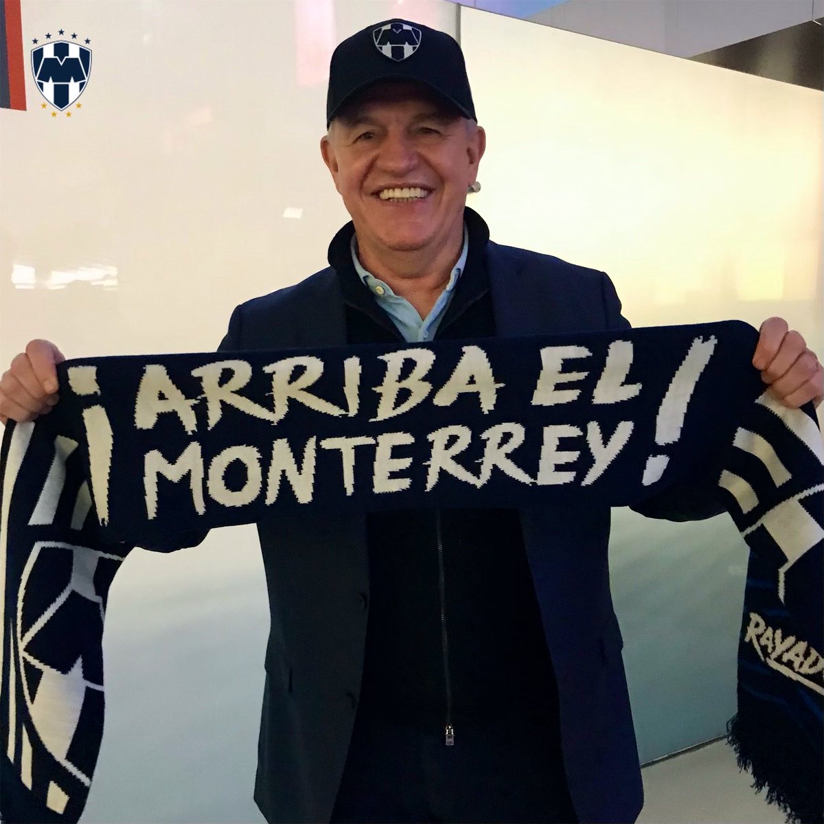 Rayados's tweet photo. 👔| Javier:

Monterrey es tu casa.
El Monterrey es tu familia.
Arriba los Rayados.
#ArribaElMonterrey 

¡Bienvenido a la Sultana del Norte! 🤠 https://t.co/BBLdX6prIu