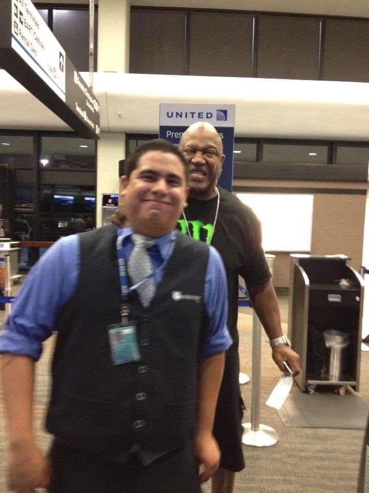 futurePRO_89's tweet photo. This got taken back few years ago back when I was working at SFO. One of a kind personality. May he Rest In Peace riding his beach cruiser. #RIPDeebo #GiveMeBackMyChain #WHATCHAIN?! #yeahwhatchain https://t.co/vnuszqPDpf