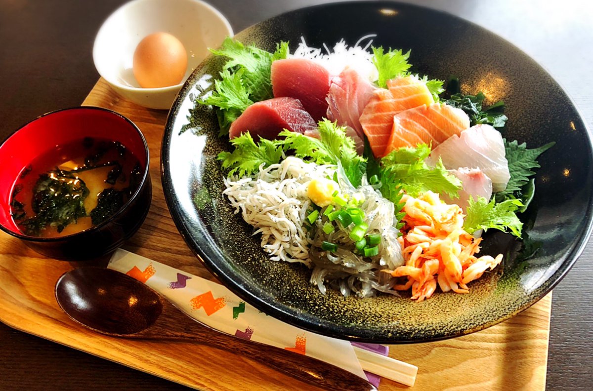 Watatsumi 江の島ダイニング على تويتر 本日のwatatsumi丼は本鮪 高級魚ハマフエダイ入り メイン通りから離れた場所の海岸線134を挟んで海を眺めながら本日もゆったりお食事が出来ます 江ノ島 新江ノ島水族館 しらす 海鮮 海鮮丼 ランチ つるぶ藤沢 湘南