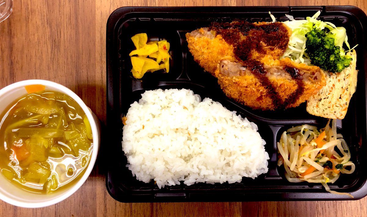 gakusei0101's tweet photo. 今日のお弁当はメンチカツとカレースープです！ https://t.co/eJQqyz5XCq
