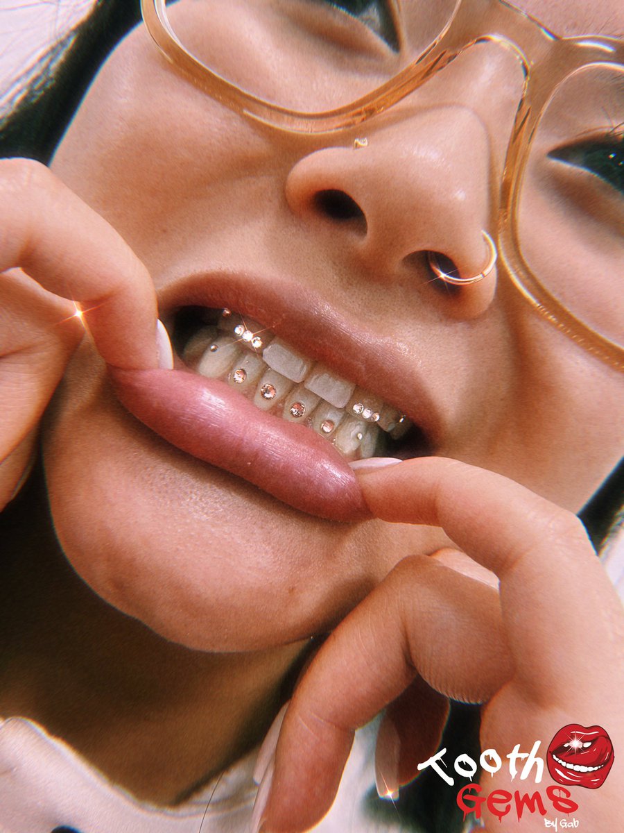 GuhhBee's tweet photo. popped off with these tooth gems i did today!! 🤩 so icyyyyy. message me for your tooth gem needs. 🥶 https://t.co/5UsLfwTQBX
