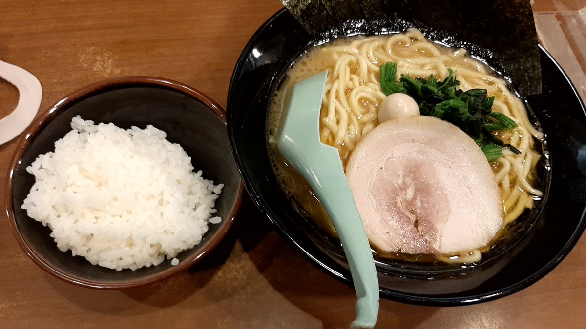 たくみん ランチなう 家系ラーメンってなんでこんな中毒性があるんだ 各ラーメン店でリピート率を計算したら 家系ラーメンが圧勝すると思う ラーメン屋の経営は回転率が大事と言われるけど それと同じぐらいにリピート率も重要である気がする