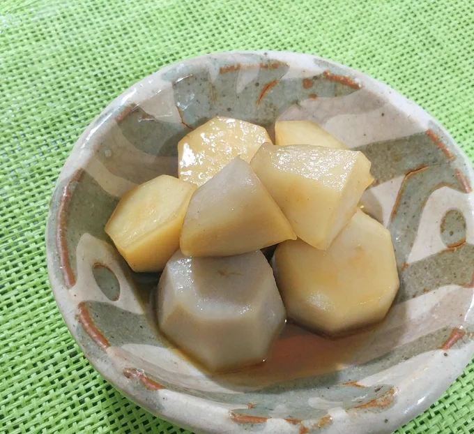 里芋の煮っころがし(里芋3〜5個の分量)里芋は煮ると噴きこぼれやすいです。なのでレンチン後、お鍋に移す前に一度水洗いする事をオススメしますヤケドにお気を付けつつ、芋のヌメリを洗い流す感じで煮るときは調味料の他に、水100mlほど加えると芋がふっくらするように思います 