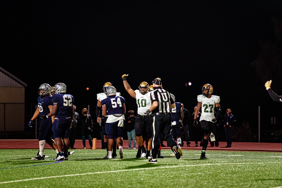 FootballDesoto's tweet photo. ⏳: Beginning of 3rd Quarter

🦅: DeSoto = 37
🐺: @ShoeWolfPack = 10

#BeatShoemaker | #DesotoU | #ShoeMakaWhat ❓ https://t.co/XEfYtOQUow