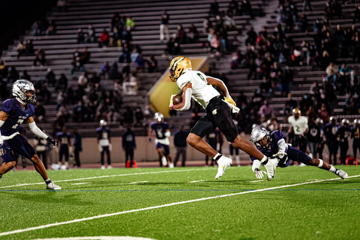 FootballDesoto's tweet photo. ⏳: Beginning of 3rd Quarter

🦅: DeSoto = 37
🐺: @ShoeWolfPack = 10

#BeatShoemaker | #DesotoU | #ShoeMakaWhat ❓ https://t.co/XEfYtOQUow