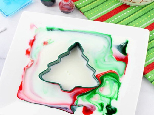 natachabeim's tweet photo. This is an incredibly simple science experiment that will mesmerize your child! Using only dish soap, milk, food colouring, 2 q-tips and a cookie cutter, your child will learn so much chemical reactions.
https://t.co/ukbUQBaFHG https://t.co/86DfoMxTJw
