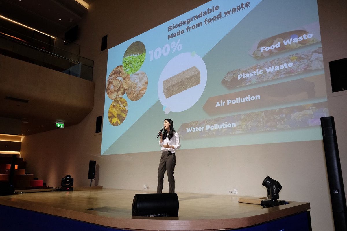 uktradeinthai's tweet photo. 1⃣st 🏆 place - #4Change aims to replace the annual 3.4 million floral block waste in Thailand 🇹🇭 with #Biosys, a #biodegradable alternative made entirely from #foodwaste. The solution keeps your flowers 💐 fresh and the ocean clean. 🐢🐳 What a brilliant idea! 💡 https://t.co/e79aLXks1N