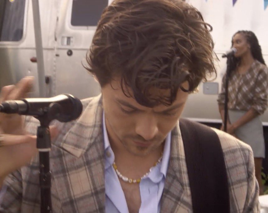 harrymoonchild's tweet photo. Harry's curls appreciation tweet https://t.co/y804VgIzsH