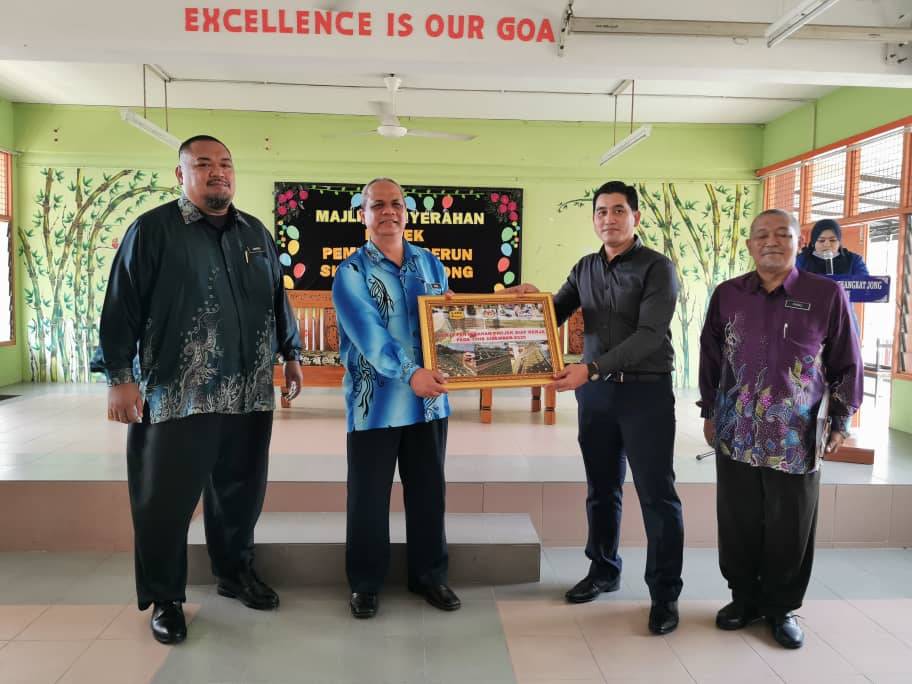 Majlis Penyerahan Cerun SK Changkat Jong di sempurnakan oleh Tuan Jurutera Daerah Tn. Hj. Ismail Bin Mahmud kepada Timbalan PPD Pengurusan Sekolah Tn. Mohd Fadhli B. Mohamad Yusub pada 10 Disember 2020 bertempat di SK Changkat Jong. <a href="/JKRPERAK/">JKR PERAK</a>