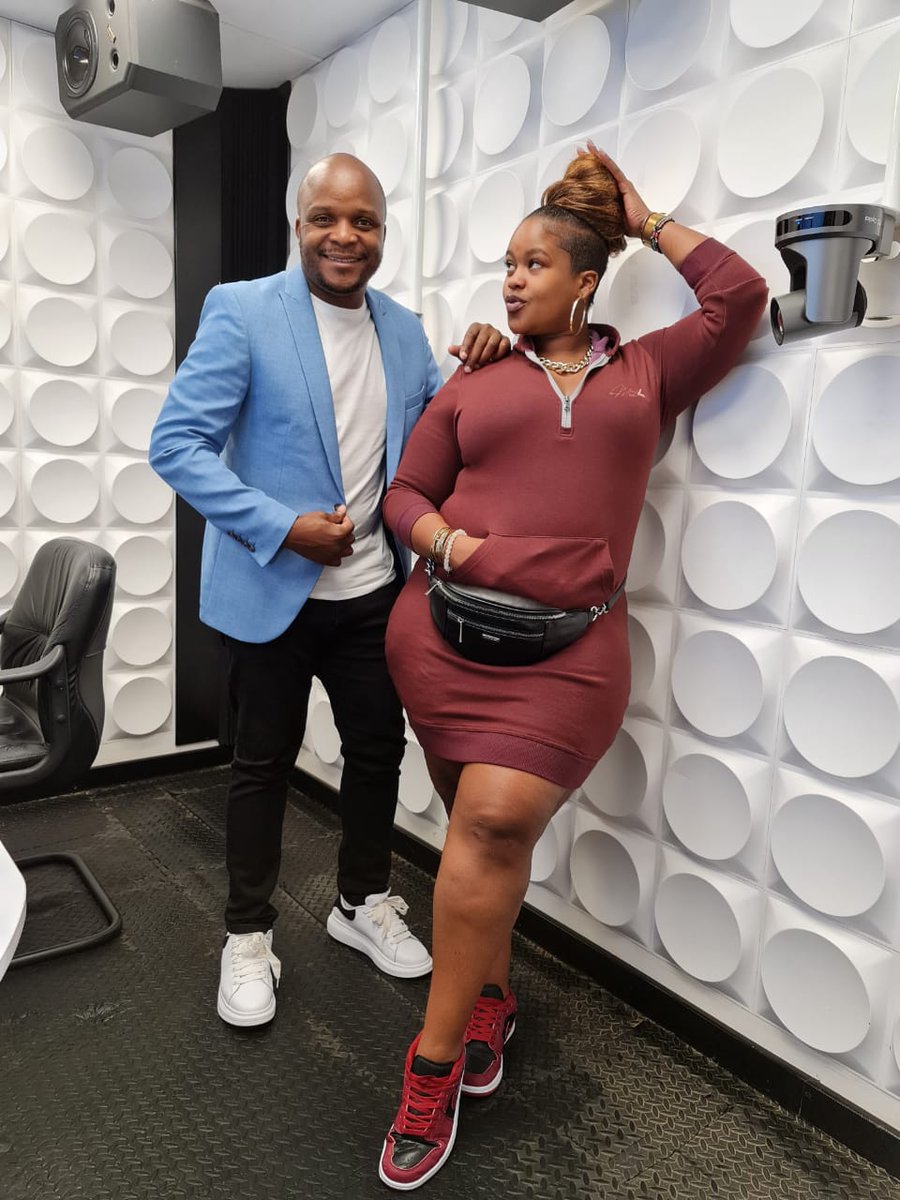 Kiss100kenya's tweet photo. Get you a babe who looks at you this way 😆 
Are you tuned in? Hit us up on 0711046100 or on #KameneAndJalas https://t.co/Yfm5YQQNo4