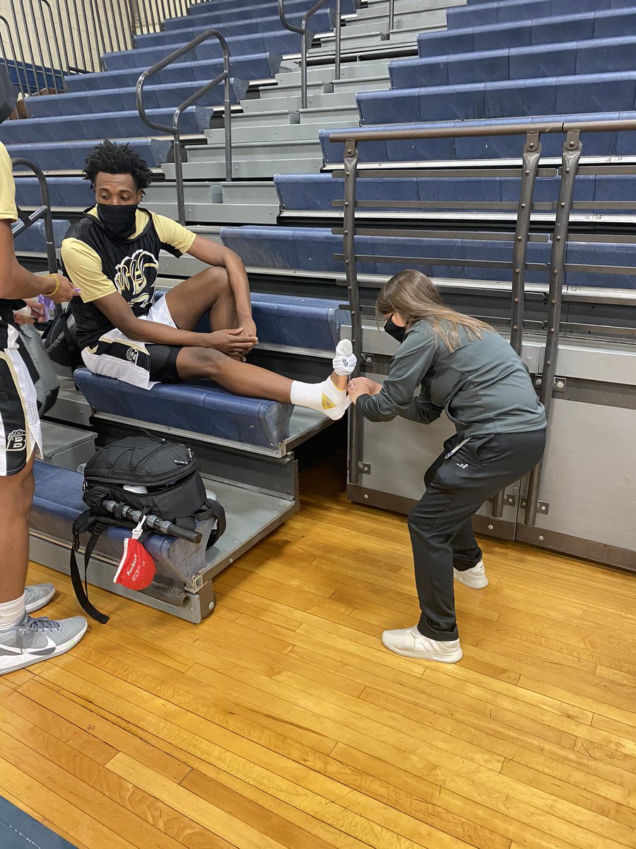 CoachMicahBHS's tweet photo. I’d bet my last that we have the best trainer in America! @harley_bee22 ✊🏽✊🏽✊🏽✊🏽 https://t.co/rgyTiZpLFO