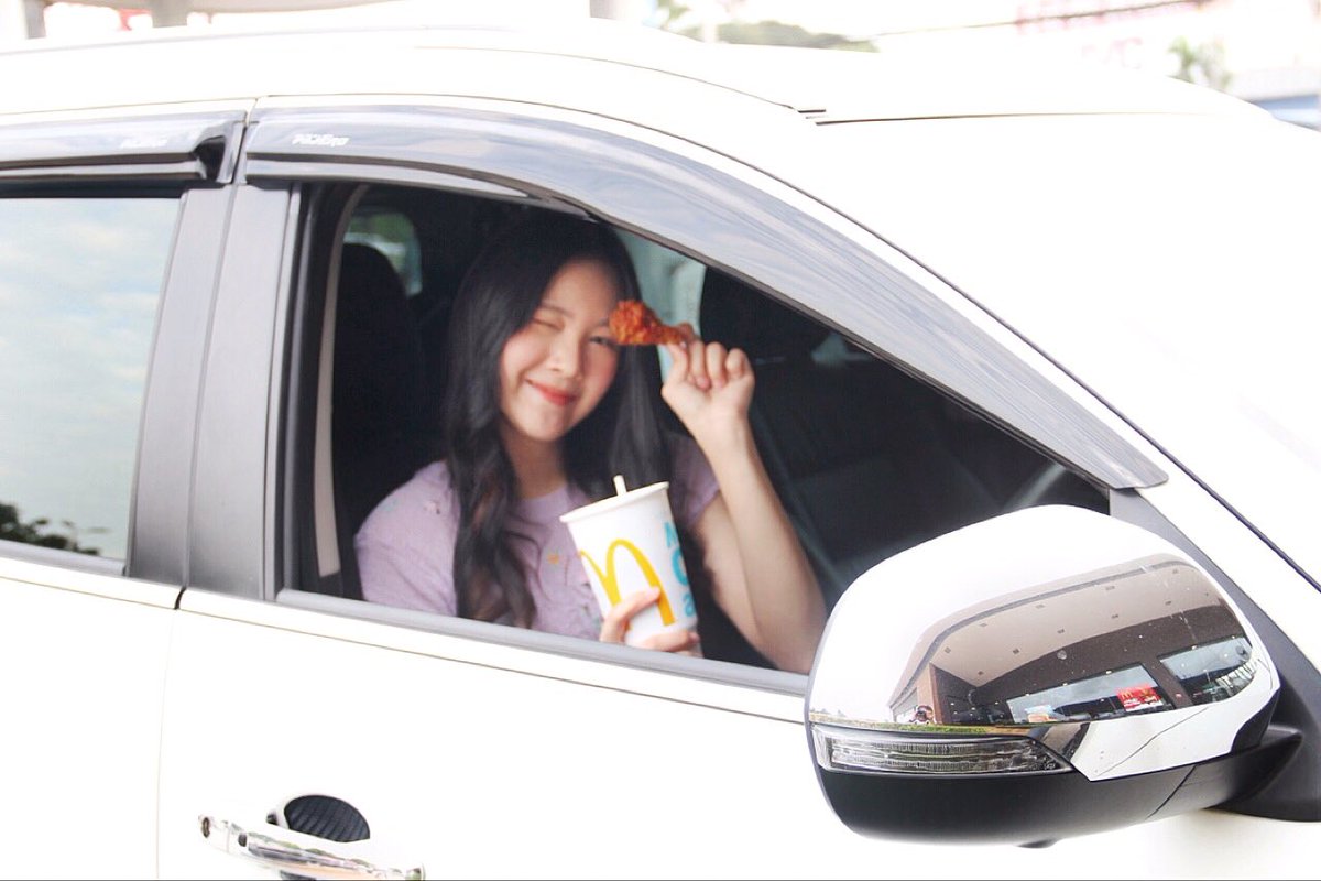 eatravelforyou's tweet photo. กองทัพต้องเดินด้วยท้อง! 🚘ระหว่างทางหิวๆอยากทานอะไรง่ายๆแนะนำนี่เลย #Snack2Go เมนูใหม่จากแมคโดนัลด์ มีทั้งไก่เกาหลี3ชิ้นและโค้ก22oz รีฟิลได้ สะดวกพร้อมทานเพราะเค้ามีจานวางไก่บนโค้กด้วยจ้าา🥤ไปตามหากันได้ที่ แมคโดนัลด์ไดรฟ์ทรูทั่วประเทศวันนี้ถึง31มค64❤️#อร่อยซ่าได้ทุกที่ #McDxCoke https://t.co/9Wz3J9KmVw