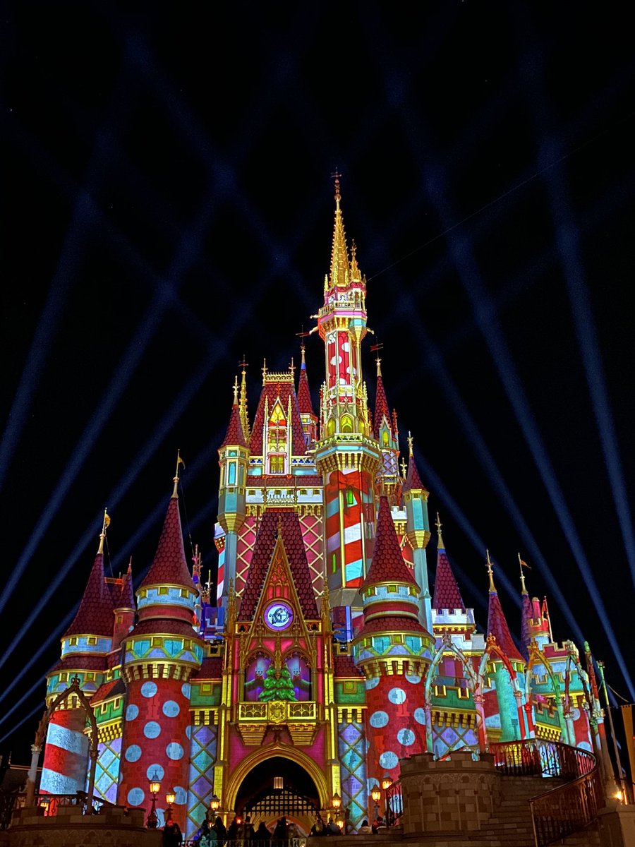 BrittaniK23's tweet photo. #MagicKingdom  the most magical place on earth! I cannot believe I was able to capture these pictures! #nofilter #disney #disneymagic https://t.co/FNrvaNk7Yd