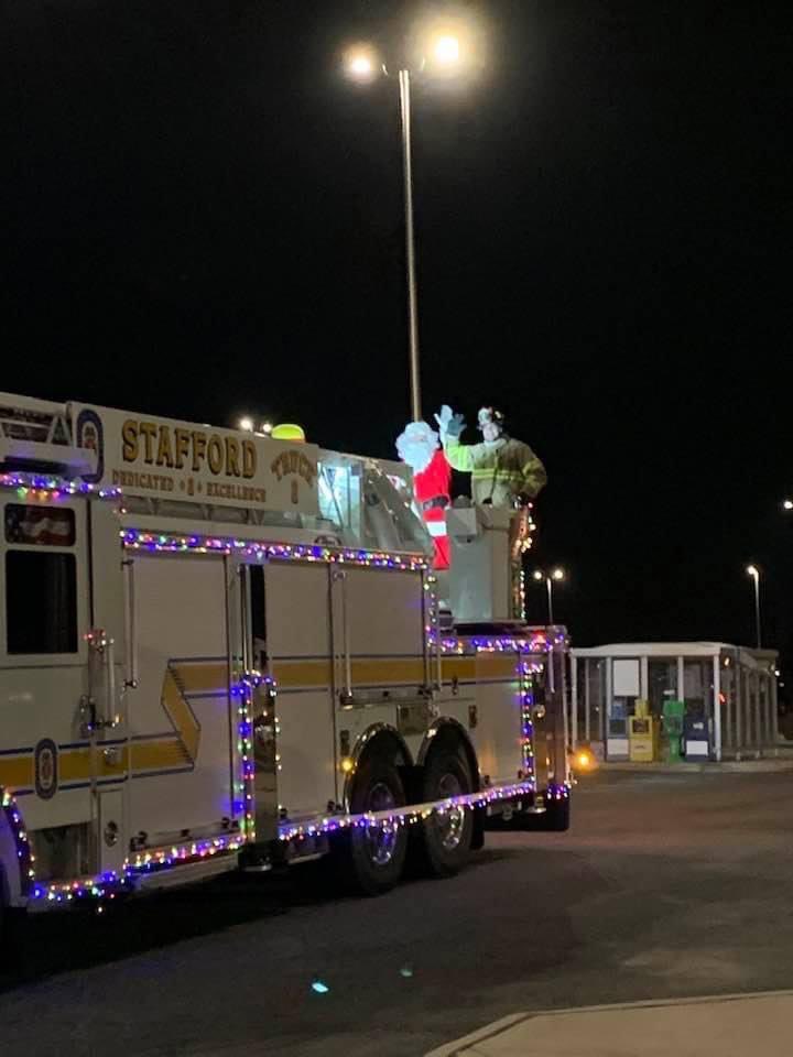 gusndwfire's tweet photo. The Stafford Volunteer Fire Department Co-02 conducted day four of Santa runs. Great work by all who participate. @Stafford2Fire @staffordvagov @SCPSchools @staffcofire @fireheritageusa @NewsInTheBurg @NVFC @nvfrldi1 https://t.co/34w3nawm8V