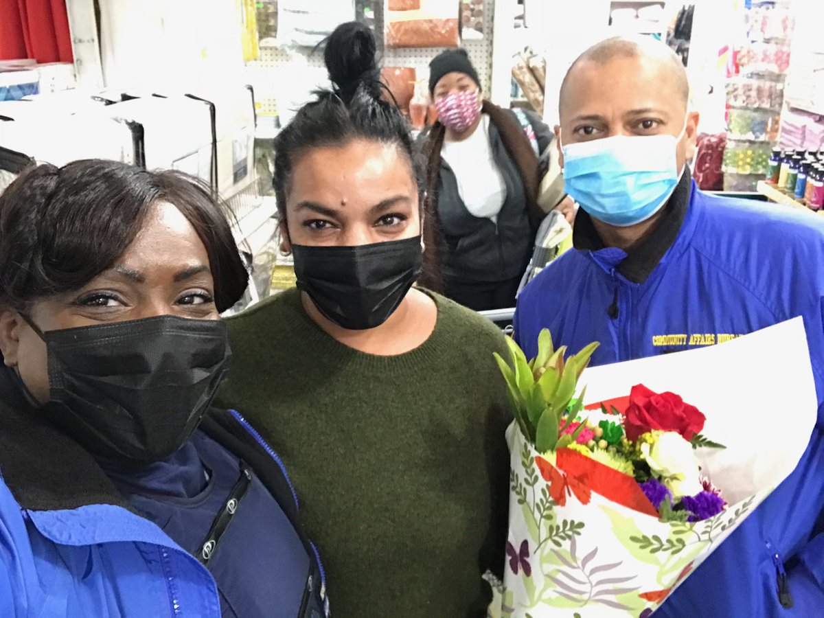 tattnthic13's tweet photo. Say it with 💐 flowers. Happy Holidays Pria! I want to thank you for your police support &amp; many years of your down low community service in SEQ.  #ittakesavillage #alwaystheretohelp #❤💙🖤 https://t.co/leakBeYEZZ
