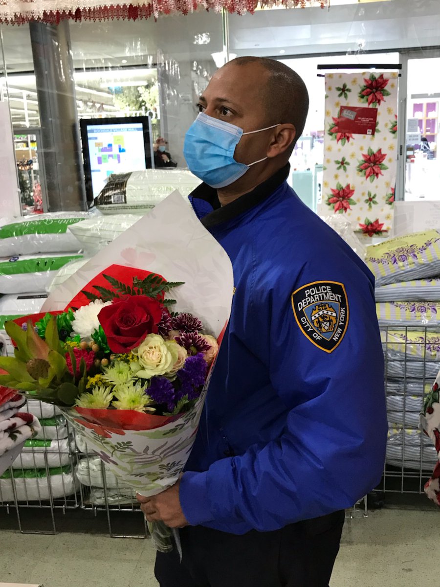 tattnthic13's tweet photo. Say it with 💐 flowers. Happy Holidays Pria! I want to thank you for your police support &amp; many years of your down low community service in SEQ.  #ittakesavillage #alwaystheretohelp #❤💙🖤 https://t.co/leakBeYEZZ