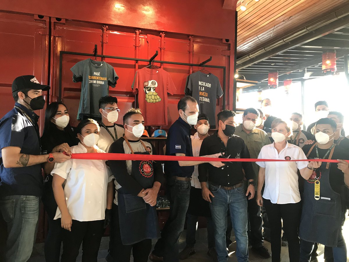 BuenosDias1045's tweet photo. BUENOS DÍAS SONORA EMPRESARIAL: Muchas felicidades a la familia de @CervezaCadejo por la apertura de “Tapas y Destapas” en Paseo Venecia en Soyapango!
Ya estamos abiertos!
Cerveza artesanal y platillos desde $1.50!
Gracias a @DavidFalkenstei y su equipo por habernos recibido! 🍺 https://t.co/GnKdvvMiD7