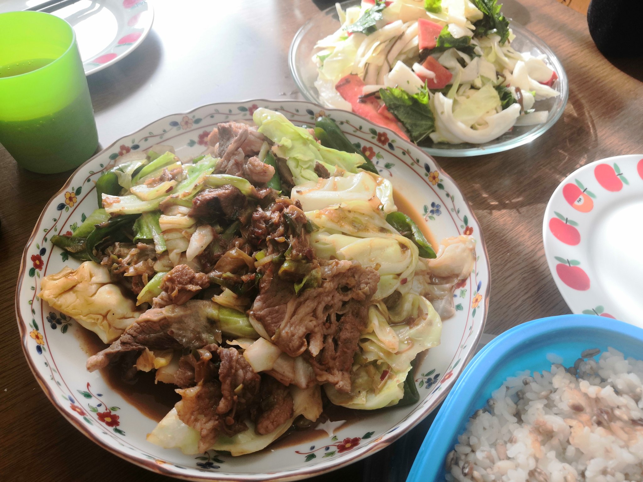 たなか社長 自炊料理で50kgダイエット 夕飯は牛カルビde回鍋肉 大葉キャベツ大根塩昆布もみサラダ スーパー大麦もち麦ごはん 回鍋肉は回鍋肉の残りタレを活用 牛カルビネギ塩焼き肉残り えのき根元と炒め合わせます 野菜が安いから原価も激安