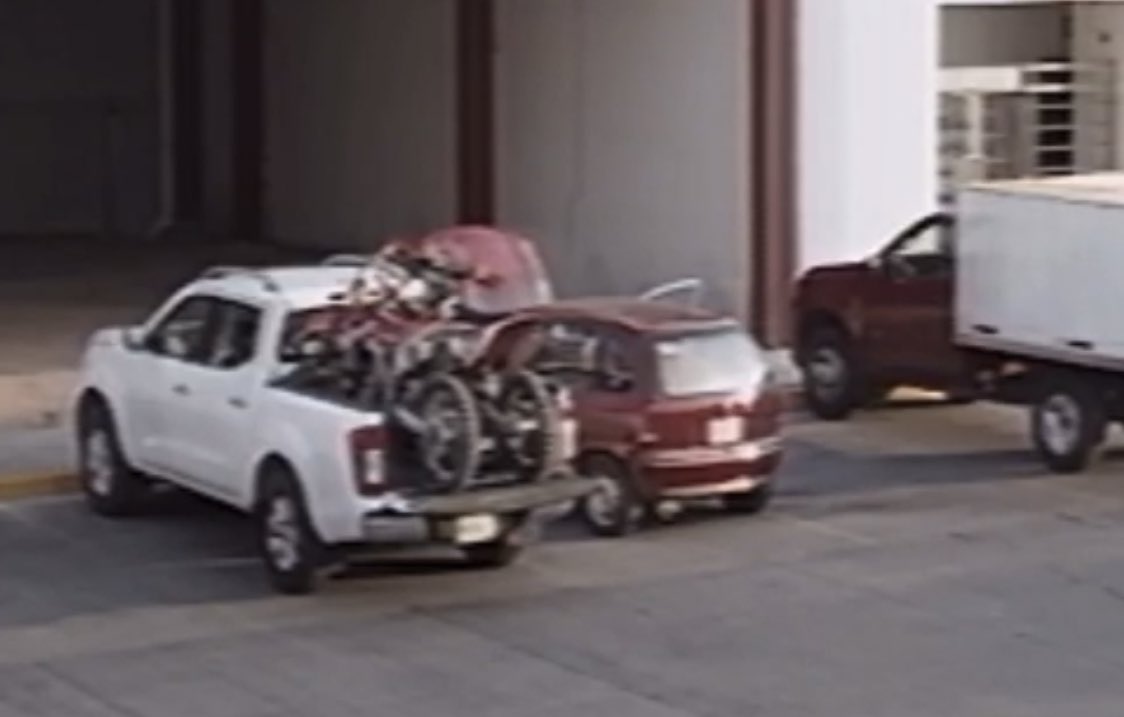 jucaviapri's tweet photo. Si de pura cagada alguien los conoce o por alguna razón quienes lo hicieron están viendo esto, por favor, les ofrecemos recompensa por lo que se llevaron. (Eran 2 hombres y una mujer en el Chevy, no se ven las placas por la lejanía a la cámara) https://t.co/KrtFABF6M1