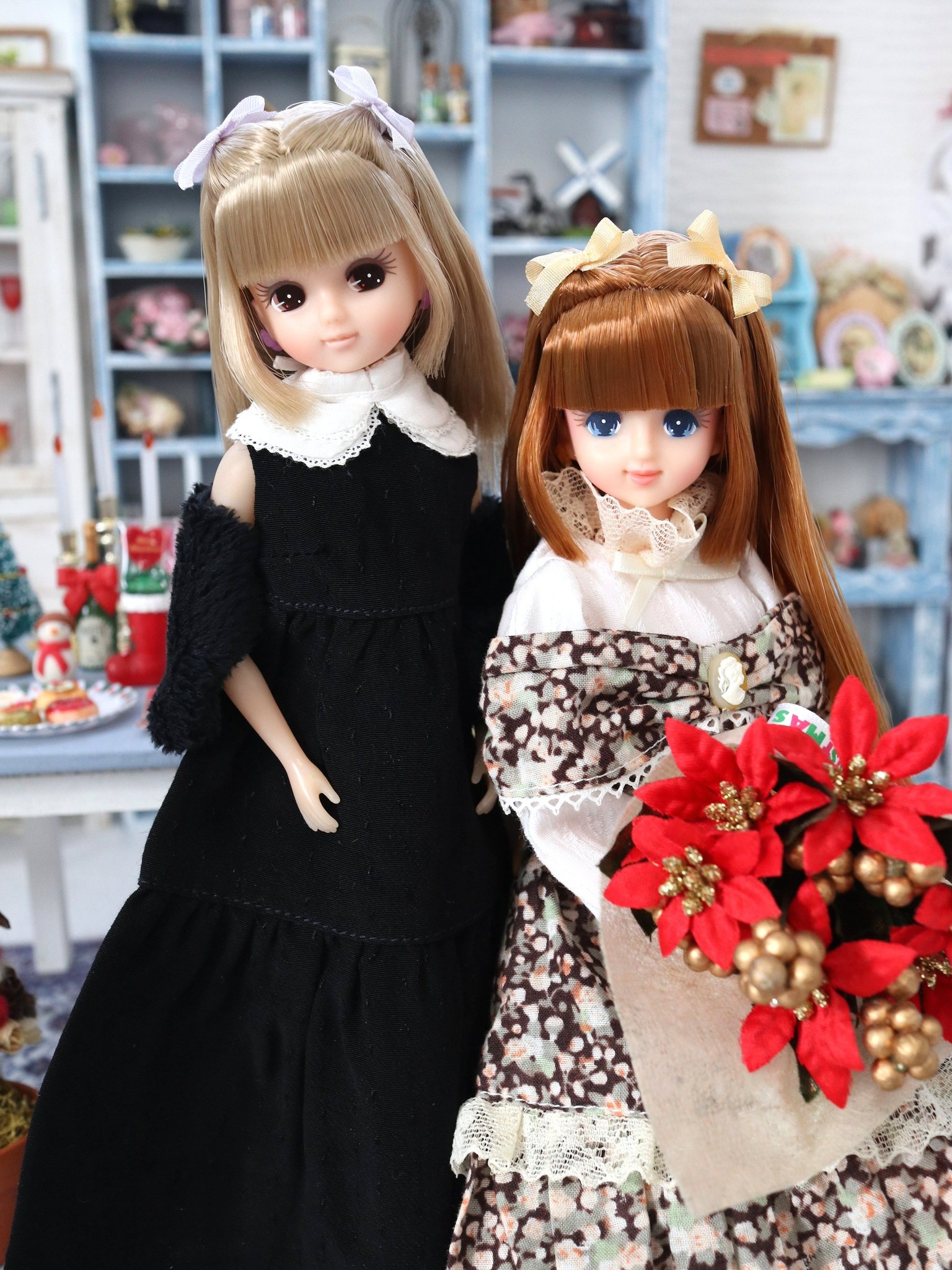 Toyo Doll ハーフツインテールのリカちゃん シルバーのアイシャドーにヌーディなリップが個性的です 似ているヘアスタイルのマリーンと撮りました 13年のバレンタインモデル この組み合わせは久しぶり 2人とも目が大きくてお人形さんらしく