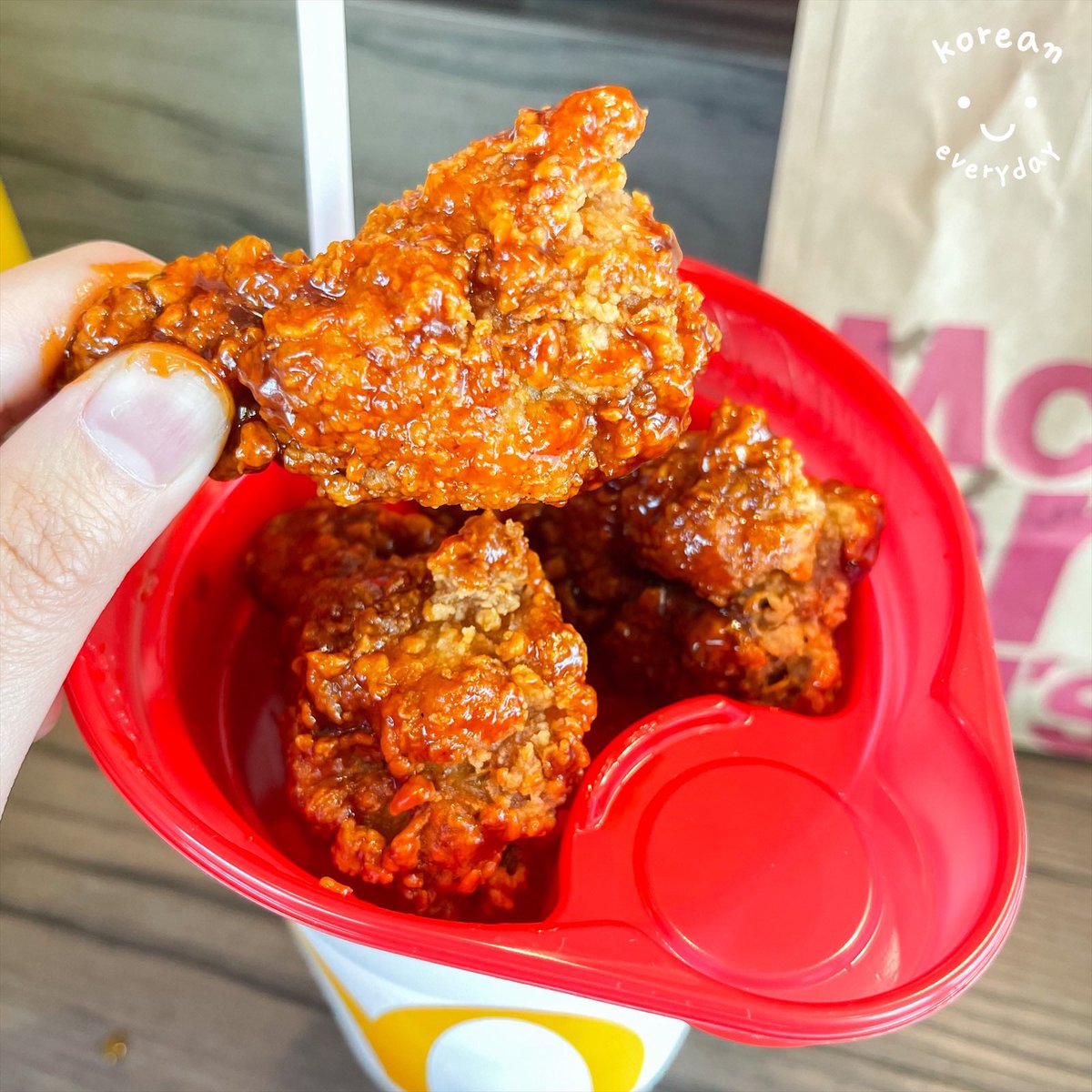 koreaneveryday_'s tweet photo. เหยยย เห็นอันนี้นึกถึงเกาหลีเลย~ 🤩 McDonald’s Snack 2 GO! ไก่เกาหลี+โค้ก ในแก้วเดียว 85 บาท ถือไปทานที่ไหนก็ได้อะ สะดวกมากๆๆๆอะ 🍗ไก่เกาหลีเผ็ดซี๊ดๆ ทานกับโค้กคือเข้ากันสุดๆ 😋 ใครคิดถึงฟีลเกาหลี ไปจัดด่วนๆ มีขายถึง 31 มค.64 น้า #Snack2Go #อร่อยซ่าได้ทุกที่ #McDxCoke https://t.co/hylSJHIRWU