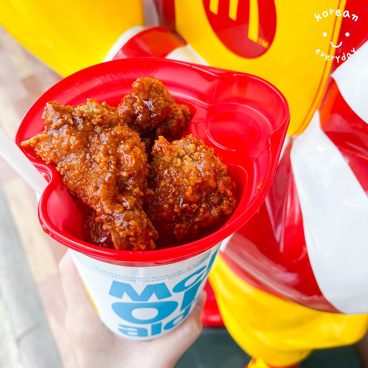koreaneveryday_'s tweet photo. เหยยย เห็นอันนี้นึกถึงเกาหลีเลย~ 🤩 McDonald’s Snack 2 GO! ไก่เกาหลี+โค้ก ในแก้วเดียว 85 บาท ถือไปทานที่ไหนก็ได้อะ สะดวกมากๆๆๆอะ 🍗ไก่เกาหลีเผ็ดซี๊ดๆ ทานกับโค้กคือเข้ากันสุดๆ 😋 ใครคิดถึงฟีลเกาหลี ไปจัดด่วนๆ มีขายถึง 31 มค.64 น้า #Snack2Go #อร่อยซ่าได้ทุกที่ #McDxCoke https://t.co/hylSJHIRWU