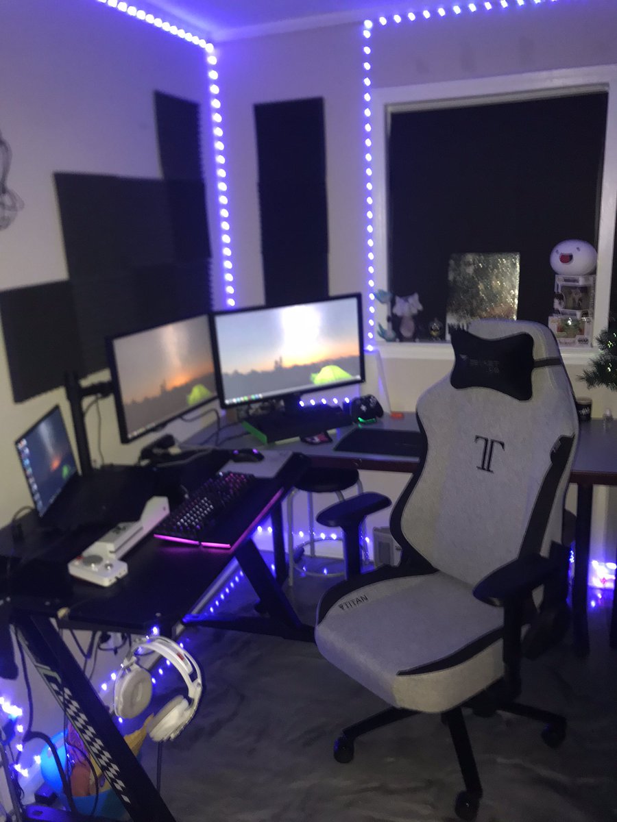 Jaredkins's tweet photo. Picked up a #Secretlab Titan Cookies and Cream chair. Love it already. https://t.co/8WH8pQuGOS
