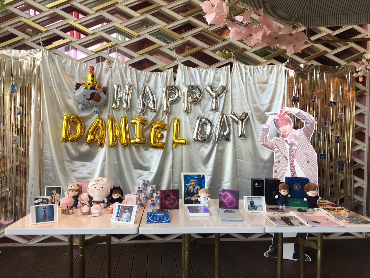 HMhambnn's tweet photo. งานสวยและน่ารักมากๆค่ะ บรรยากาศก็ดีมากกก 🥰🥰🥰 #Colorof25thwithKDN https://t.co/S8SuI5FXzy
