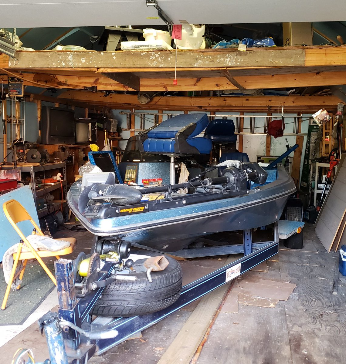 lisahayes4's tweet image. I drove an hour today to spend 45mins trying to air up dad's boat tires or try the spare, with no luck. Long, defeated, drive home. They won't air up and won't come off. March'll be 2yrs since he died, it's been parked in there for 3 or 4 years. #ImStumped