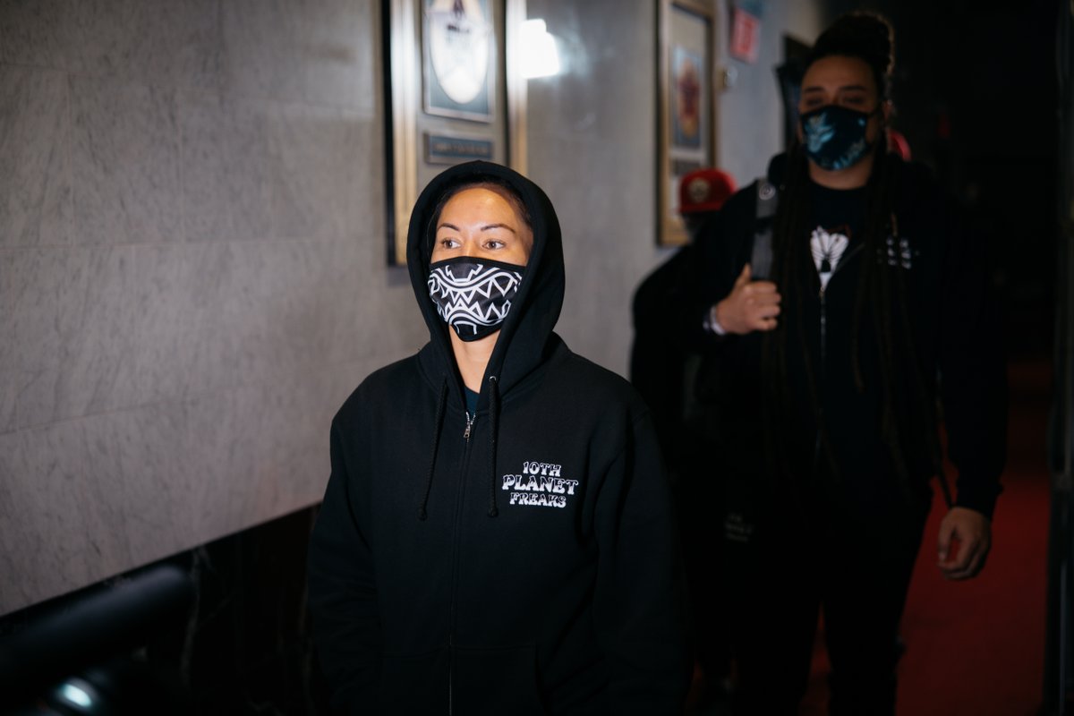 BellatorMMA's tweet photo. The main event has arrived!

@Ilimanator squares up with @JuVelasquezMMA in just a few moments LIVE on @CBSSportsNet in the 🇺🇸 and with @SkySports Mix in the 🇬🇧.
#Bellator254 #MMA #Bellator https://t.co/vYs7fioGvY