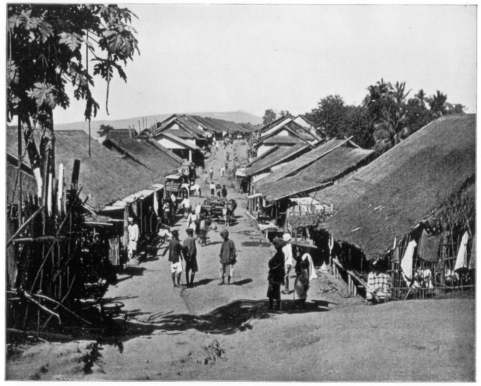 The results were encouraging enough for Calcutta authorities to fund a wider trial, but convincing people to be vaccinated was easier said than done. Haffkine's solution was to work with a team of Indian doctors and assistants in Calcutta's villages (below) 2/11  #vaccine  #India