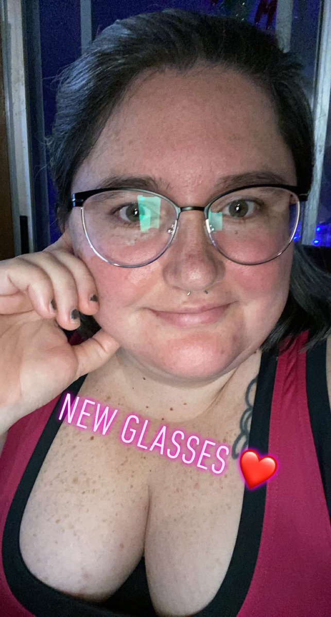 AnnaKay91's tweet photo. New glasses and also fantastic boobs because sometimes yes. https://t.co/7IdxvsrfLR