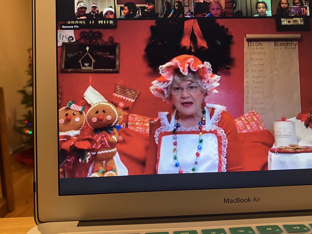 ASRayburn's tweet photo. Our PTA is one-of-a-kind! Another successful family engagement night! Storytime with Mrs π€Άπ», a special visit, and crafts! #RileyPTA #proudtobeLBUSD https://t.co/td9G6goKt1