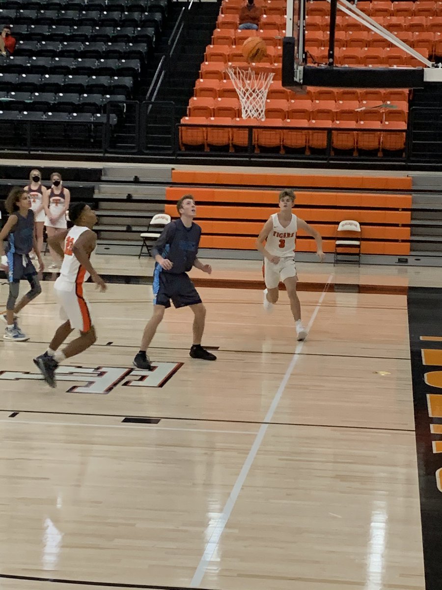 leahmatlock's tweet photo. Tigers WIN 59-56, proud of my #3!
#tigerswin
#sophomoreseason
#HorribleRefs https://t.co/3oWDPEursZ