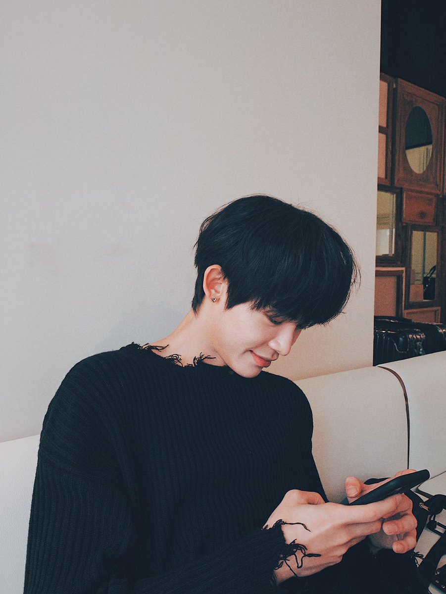 leehyeopnet's tweet photo. 조찬혁 대학 남친 vs 대학 선배 https://t.co/1ElUTbAfvU