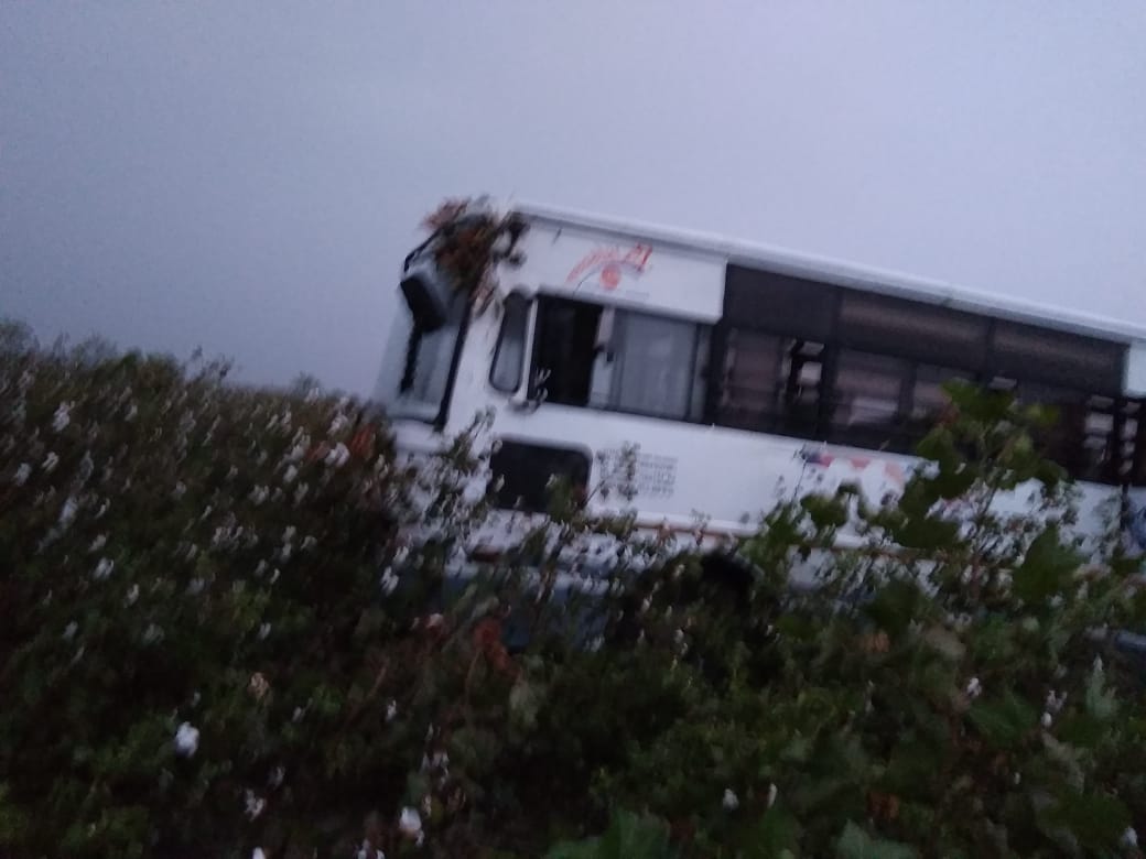 artik_810's tweet photo. @OfficialGsrtc સ્થળ : જાળીયા
સમય: 6:20 a. m.
ડ્રાઈવર: અનીરૂધ્ધ ઝાલા
કારણ: ડ્રાઈવર દારૂ નશામા હતો છતાં તેને ડ્યુટી સોપવામાં આવી. બસ ઝાડ સાથે અથડાતા ડ્રાઈવર કુદી ગયો અને બસ ખેતર મા ધસી ગઈ. સ્ટેટમેન્ટ આપતી વખતે થોડુ જોઇ ને બોલવા નુ કહેવામાં આવે છે. આ જવાબદારી કોની?
@isudan_gadhvi https://t.co/K7sX2y2H5M