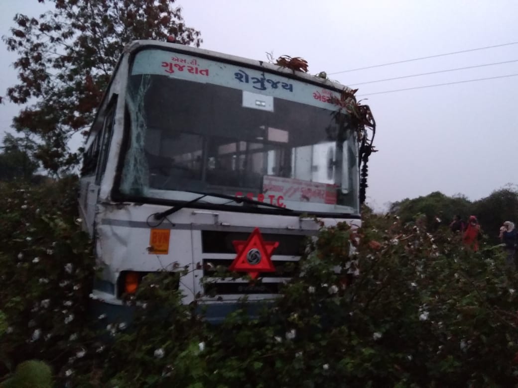artik_810's tweet photo. @OfficialGsrtc સ્થળ : જાળીયા
સમય: 6:20 a. m.
ડ્રાઈવર: અનીરૂધ્ધ ઝાલા
કારણ: ડ્રાઈવર દારૂ નશામા હતો છતાં તેને ડ્યુટી સોપવામાં આવી. બસ ઝાડ સાથે અથડાતા ડ્રાઈવર કુદી ગયો અને બસ ખેતર મા ધસી ગઈ. સ્ટેટમેન્ટ આપતી વખતે થોડુ જોઇ ને બોલવા નુ કહેવામાં આવે છે. આ જવાબદારી કોની?
@isudan_gadhvi https://t.co/K7sX2y2H5M