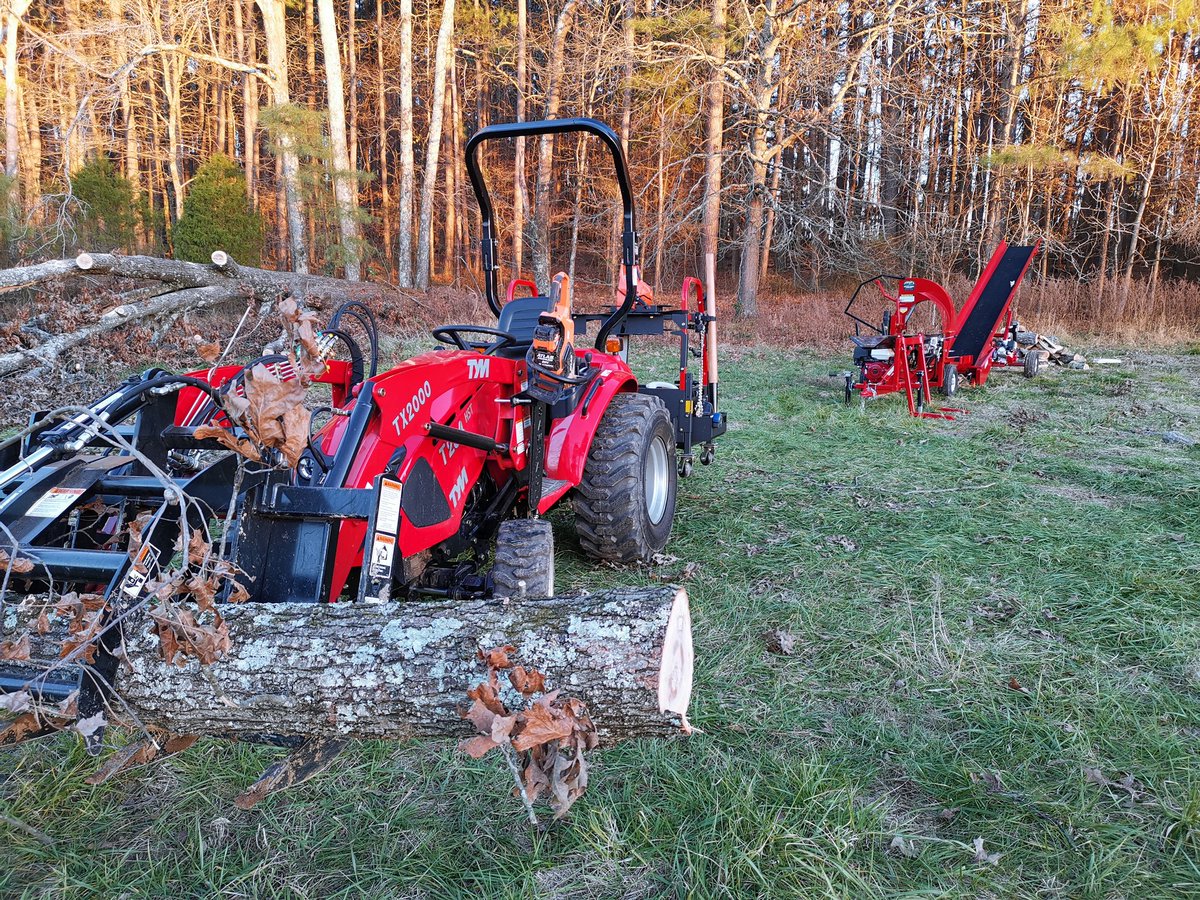 TonysTractor's tweet photo. A big Red Oak blew down a few months back. We are cleaning it up. Logs for the sawmill and firewood processor. @TYMTractorsUSA  @bigtoolrack #blackscreekinnovation https://t.co/uw5dtkMOI9