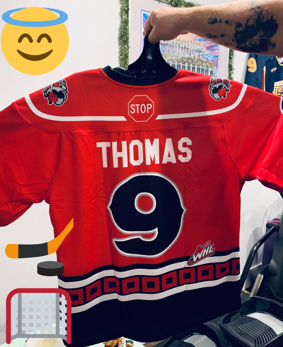 Laurie_13645's tweet photo. Thank you Kevin McNarland, Kurt Huber, Saskatoon AA hockey &amp; @SaskatoonMHA for keeping Evan in their ❤️ with this replica jersey. We cremated him in his Outlaws jersey so this means so much to us. 🙏from Scott Laurie &amp;Jo @ET_Memorial #foreverinourhearts 💚💛 https://t.co/I4bRWjZyDL