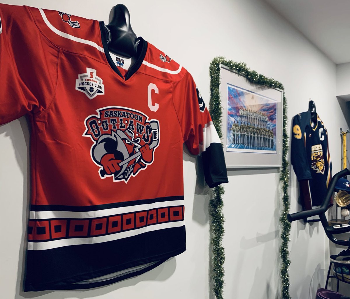 Laurie_13645's tweet photo. Thank you Kevin McNarland, Kurt Huber, Saskatoon AA hockey &amp; @SaskatoonMHA for keeping Evan in their ❤️ with this replica jersey. We cremated him in his Outlaws jersey so this means so much to us. 🙏from Scott Laurie &amp;Jo @ET_Memorial #foreverinourhearts 💚💛 https://t.co/I4bRWjZyDL