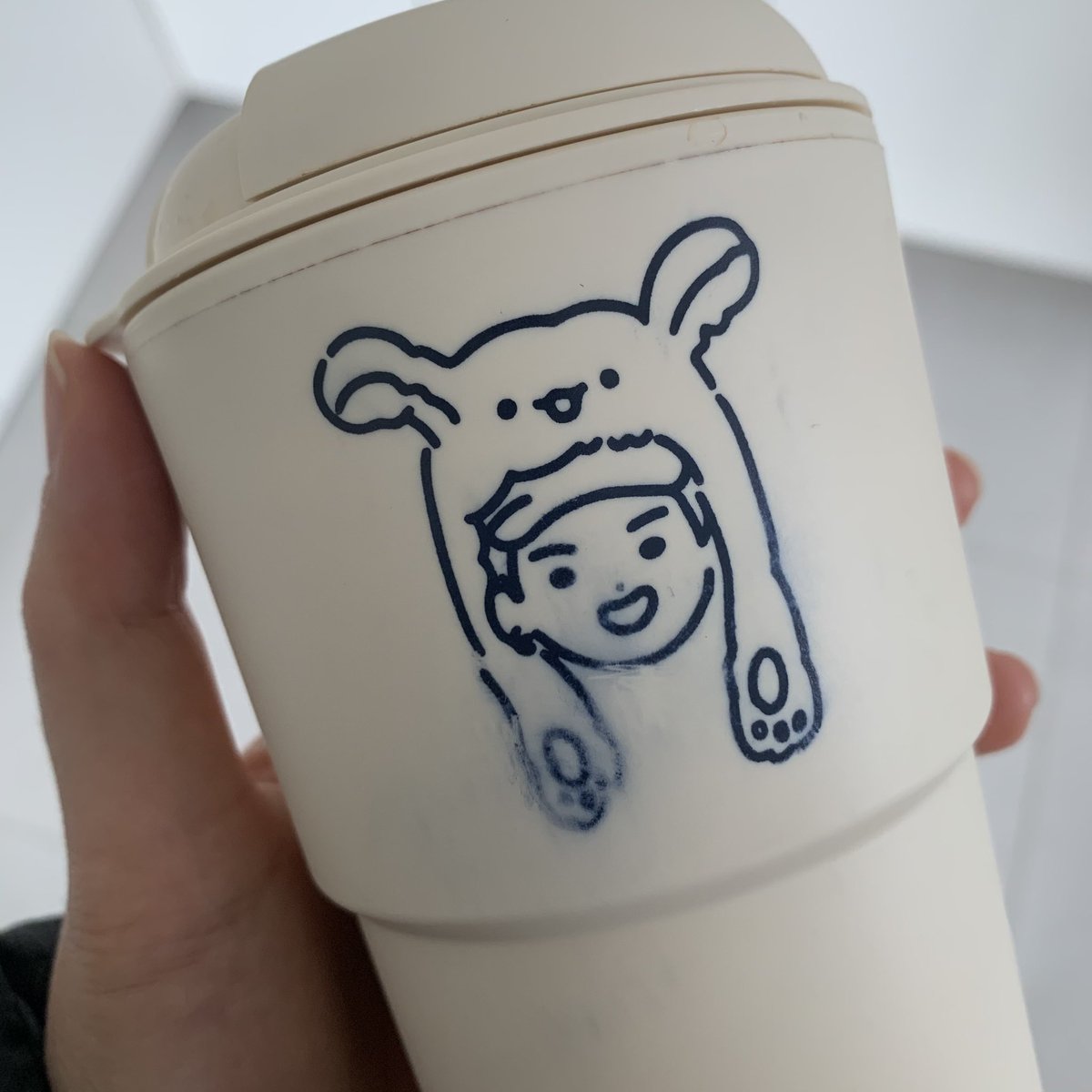 itsyou_luv's tweet photo. 내 애완텀블러... 왜 이렇게 된거야...
왜 물만 묻어도 지워지나요...😔 https://t.co/q75LuXalpI
