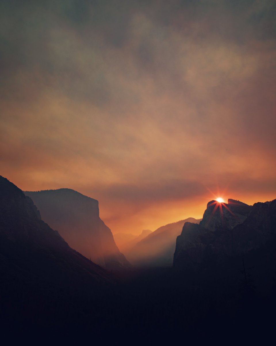 SuddenlySee_com's tweet photo. Apocalyptic skies over @YosemiteNPS (Labor Day 2020)
 #creekfire #tbt #yosemite https://t.co/oCoDMwzGGV