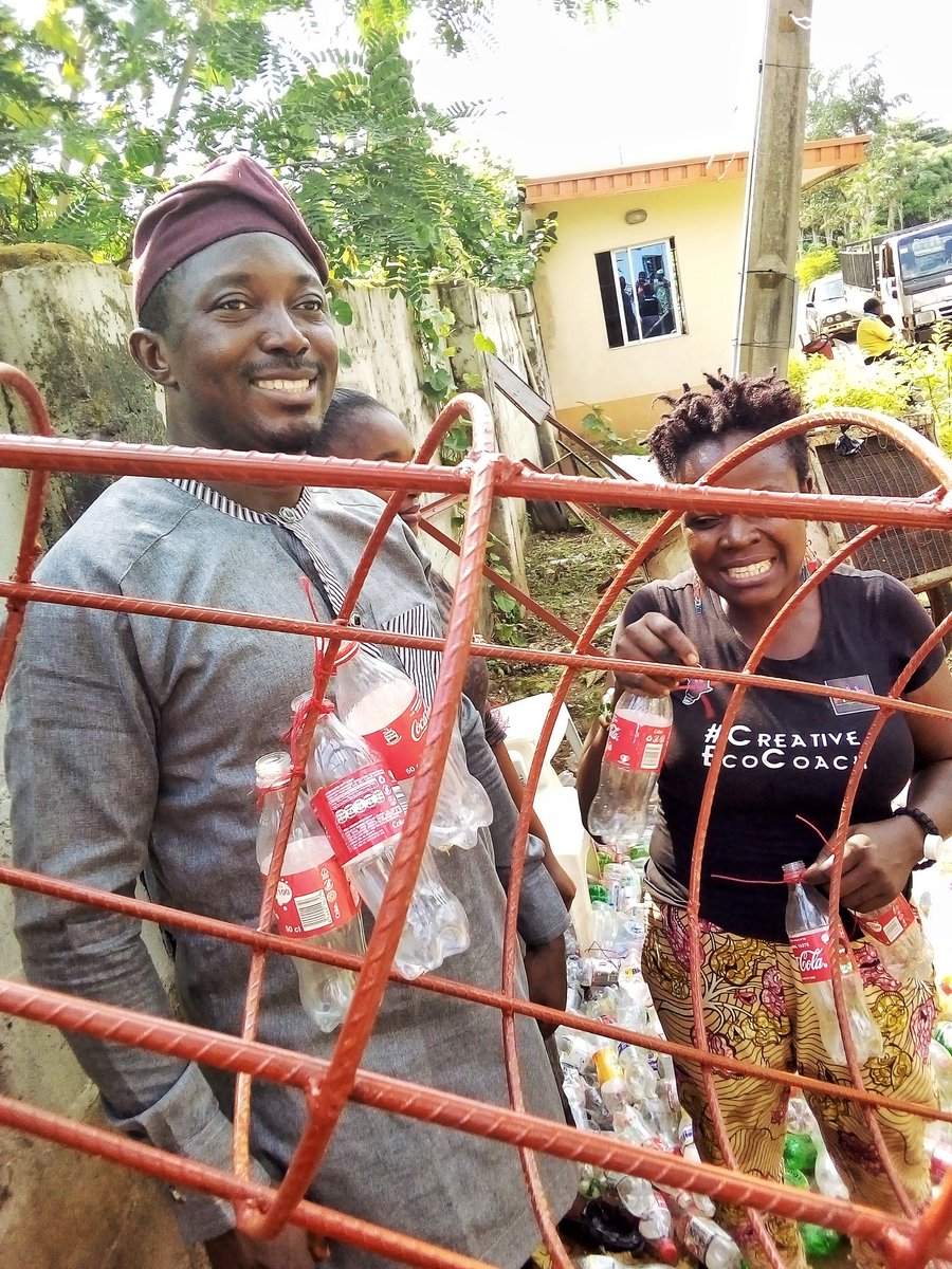AfricanCr8veHub's tweet photo. The S.A to the state governor @seyimakinde on Environment  was also on site to encourage us, he said
"This is what we need for our world today in making sure we have a world where plastic wastes is well managed"

#CleanUpIbadan
#Christmas2020 
#LightUpAlalubosa https://t.co/USjfGzLgd7