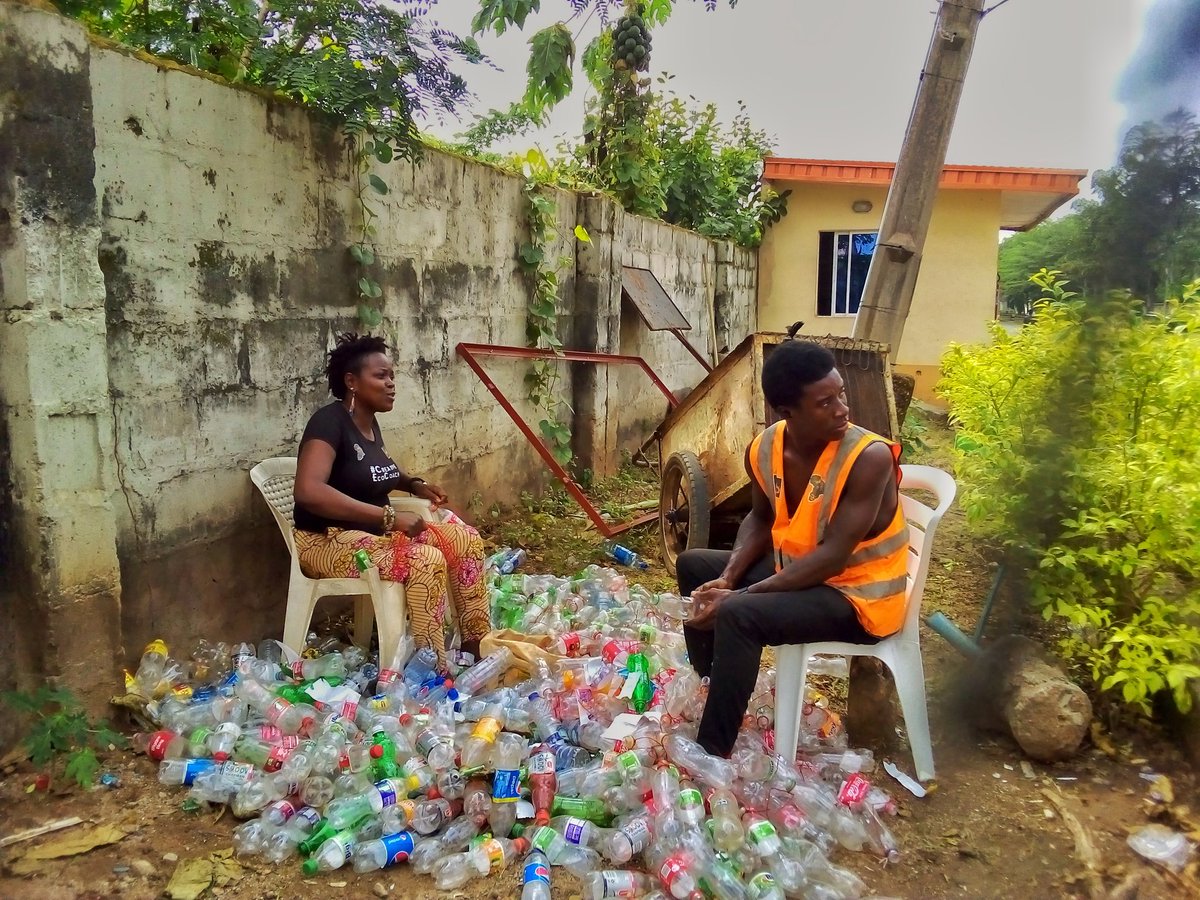 AfricanCr8veHub's tweet photo. On Wednesday, we embarked a new task to set up our ecofriendly Christmas tree (from plastic bottles) in Alalubosa Estate, Ibadan.
#AfricanCreativeHub
#Worldwithoutwastes
#Zerowastes #LightUpAlalubosa
#CleanUpIbadan
π· @visualsbyeke https://t.co/5ZzcfQ04XW
