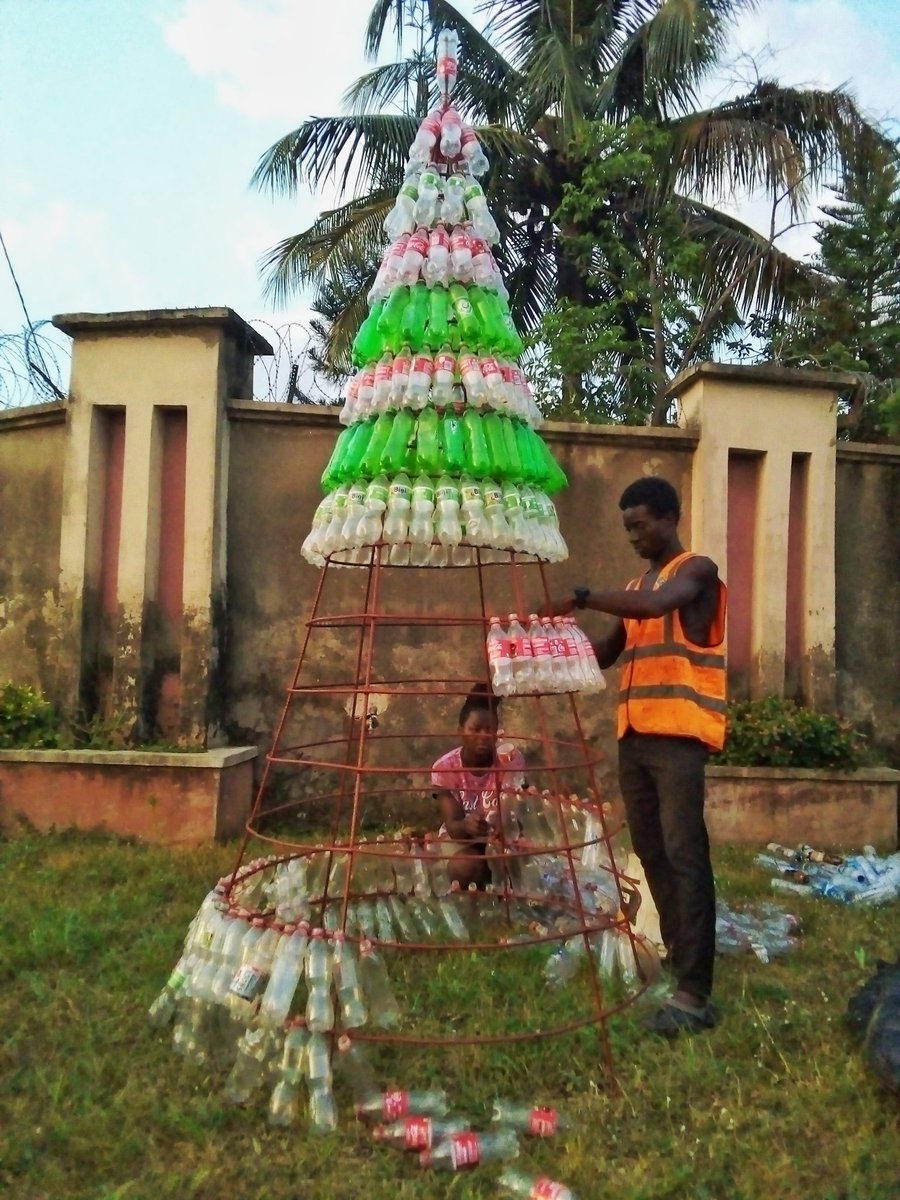 AfricanCr8veHub's tweet photo. On Wednesday, we embarked a new task to set up our ecofriendly Christmas tree (from plastic bottles) in Alalubosa Estate, Ibadan.
#AfricanCreativeHub
#Worldwithoutwastes
#Zerowastes #LightUpAlalubosa
#CleanUpIbadan
π· @visualsbyeke https://t.co/5ZzcfQ04XW