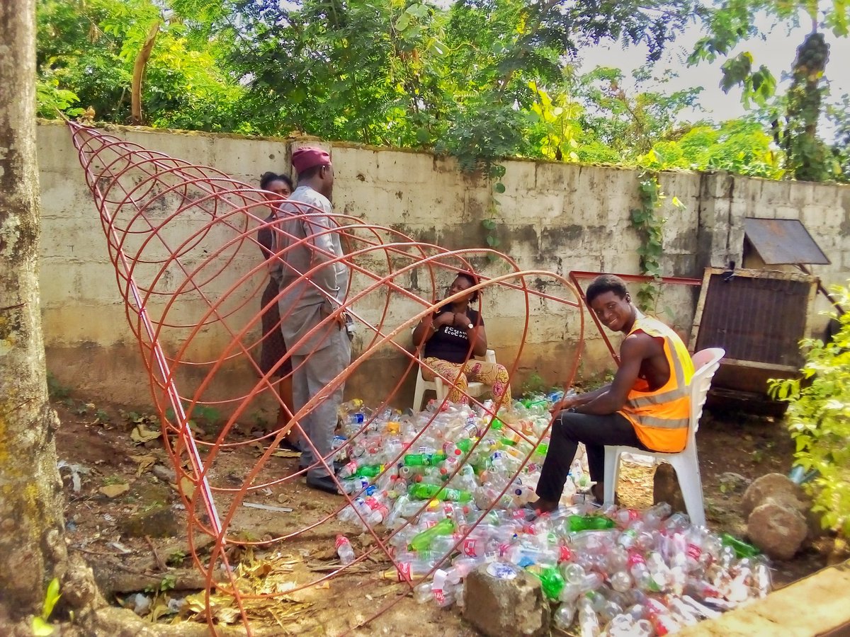 AfricanCr8veHub's tweet photo. On Wednesday, we embarked a new task to set up our ecofriendly Christmas tree (from plastic bottles) in Alalubosa Estate, Ibadan.
#AfricanCreativeHub
#Worldwithoutwastes
#Zerowastes #LightUpAlalubosa
#CleanUpIbadan
π· @visualsbyeke https://t.co/5ZzcfQ04XW